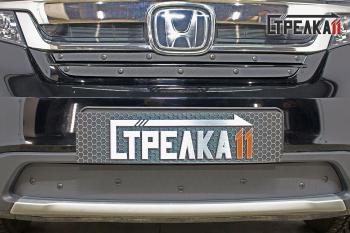 899 р. Зимняя заглушка решетки радиатора (верх 2 части) Стрелка11 Honda Pilot YF6 рестайлинг (2018-2021) (черная). Увеличить фотографию 1