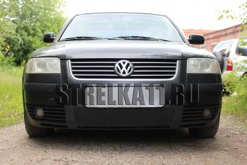 599 р. Зимняя заглушка решетки радиатора Стрелка11  Volkswagen Passat  B5.5 (2000-2005) седан рестайлинг, универсал рестайлинг (черная). Увеличить фотографию 1