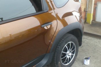 5 999 р. Комплект накладок на колёсные арки Petroil Tuning Renault Duster HS рестайлинг (2015-2021) (Текстурная поверхность). Увеличить фотографию 1