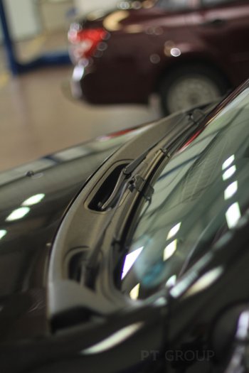 2 679 р. Накладка в проем стеклоочистителей лобового (жабо) Petroil Tuning Renault Duster HS дорестайлинг (2010-2015) (Текстурная поверхность). Увеличить фотографию 2