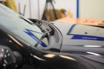 2 679 р. Накладка в проем стеклоочистителей лобового (жабо) Petroil Tuning Renault Duster HS рестайлинг (2015-2021) (Текстурная поверхность). Увеличить фотографию 3