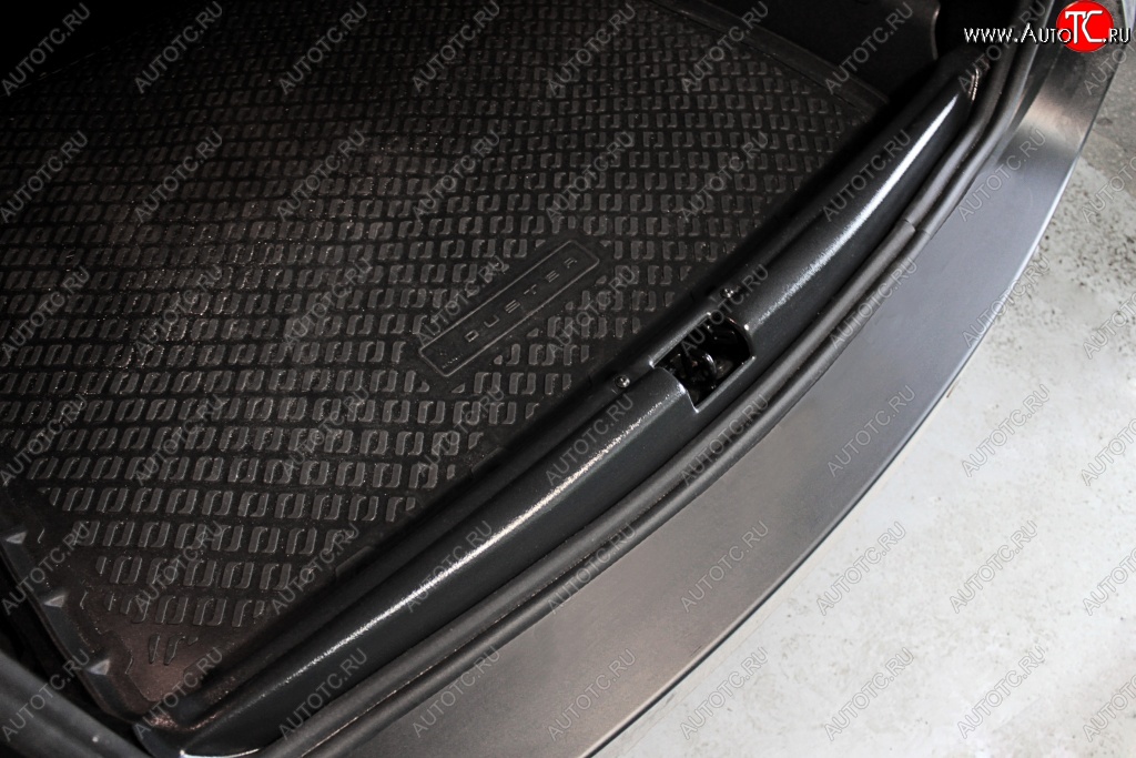 1 199 р. Пластиковый порожек в багажник автомобиля RA Renault Duster HS рестайлинг (2015-2021) (Без скотча)