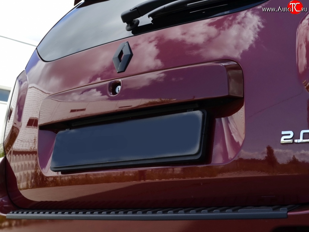 1 549 р. Накладка на пятую дверь Антихром Kart RS  Renault Duster  HS (2010-2015) (Тисненный пластик)