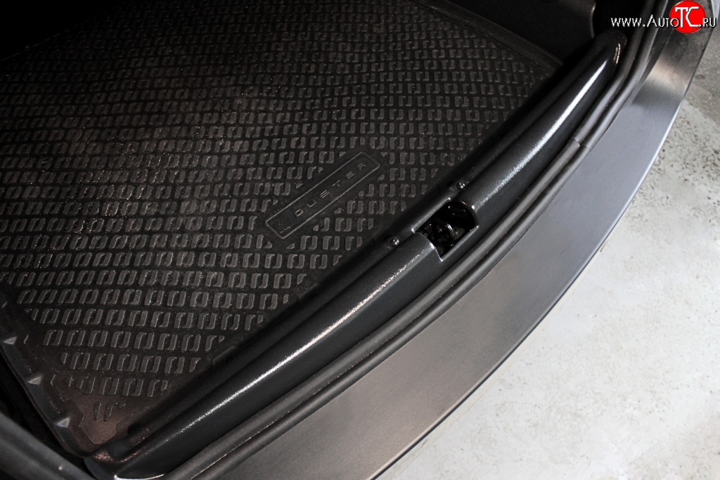 1 279 р. Пластиковый порожек RA в багажник автомобиля Renault Duster HS дорестайлинг (2010-2015)