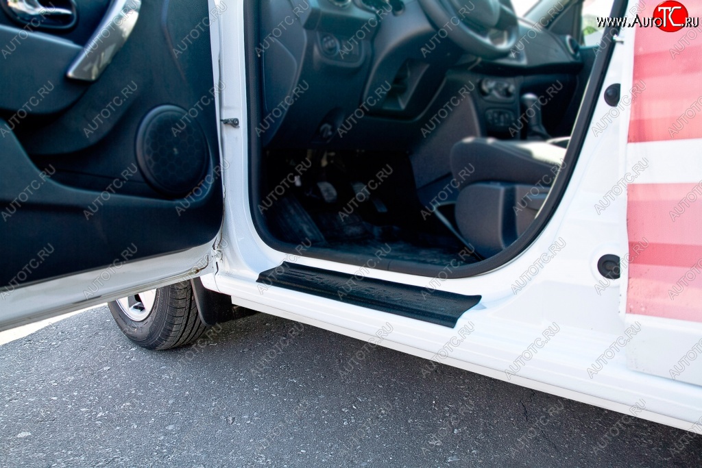 1 889 р. Накладки на порожки автомобиля RA (комплект) Renault Sandero (B8) дорестайлинг (2014-2018)