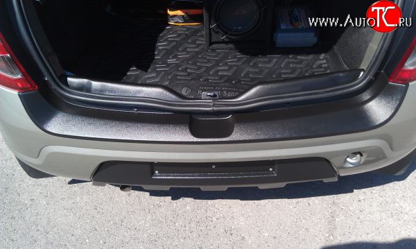 1 299 р. Верхняя защитная накладка Kart на задний бампер для багажного отсека  Renault Sandero  (BS) (2009-2014)