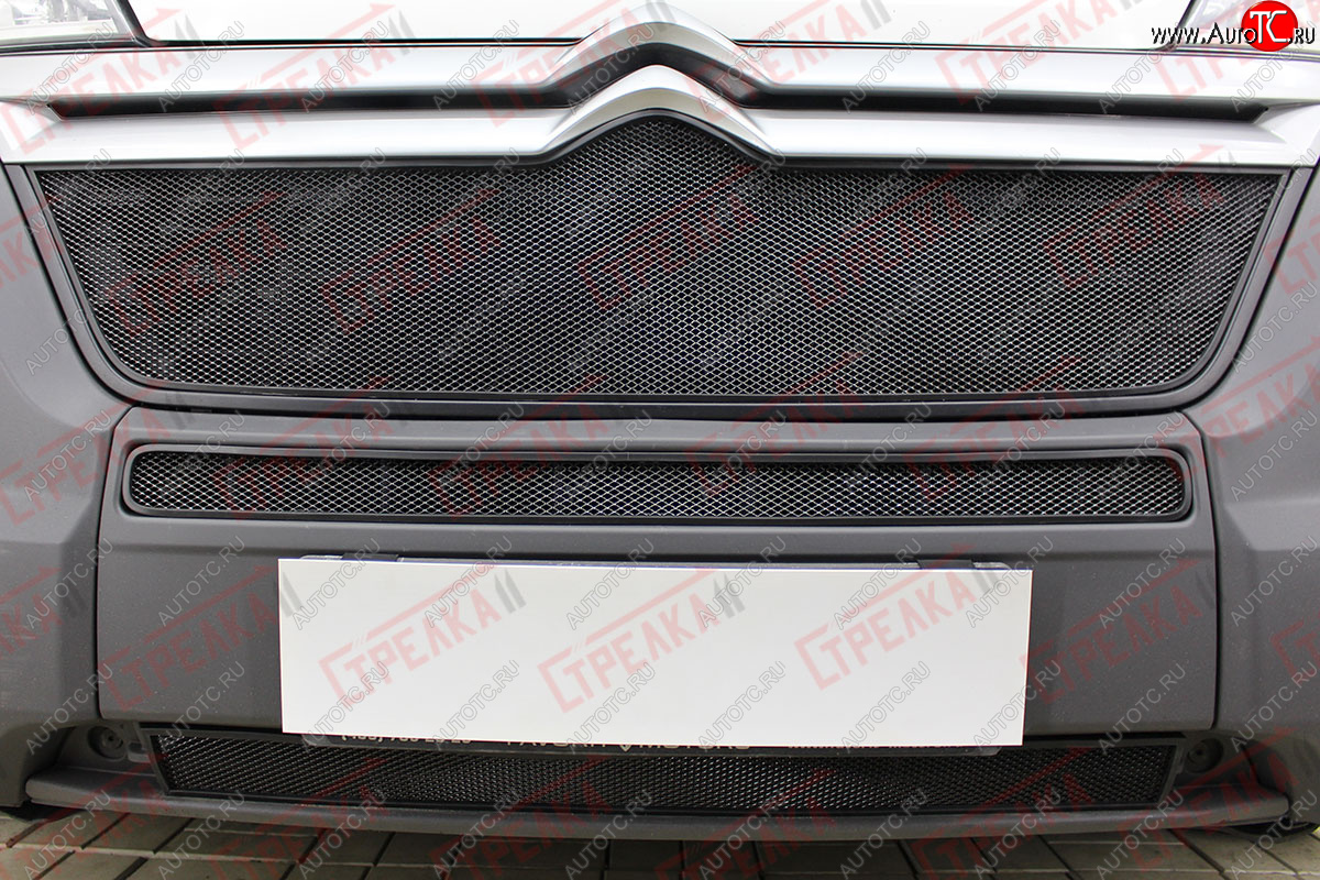 3 899 р. Защитная сетка радиатора в бампер (ячейка 3х7 мм, середина+низ) Стрелка 11 Стандарт Fiat Ducato 290 (2014-2024) (черная)