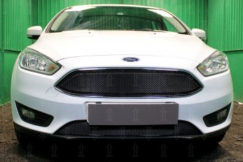 4 599 р. Защитная сетка радиатора в бампер (ячейка 3х7 мм, верх, кроме Titanium) Стрелка11 Стандарт Ford Focus 3 седан рестайлинг (2014-2019) (черная). Увеличить фотографию 1