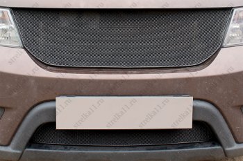 4 999 р. Защитная сетка радиатора в бампер (ячейка 4x10 мм, вместо штатной) Стрелка11 Премиум  Fiat Freemont (2011-2016) (черная). Увеличить фотографию 1