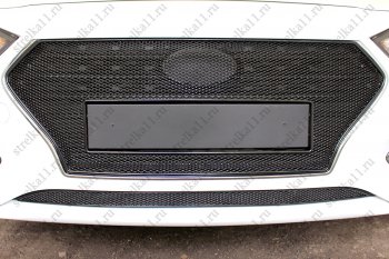 5 549 р. Защитная сетка радиатора в бампер (ячейка 4х10 мм, верх) Стрелка11 Премиум  Hyundai Solaris  2 (2017-2020) (закрытый логотип, черная). Увеличить фотографию 1