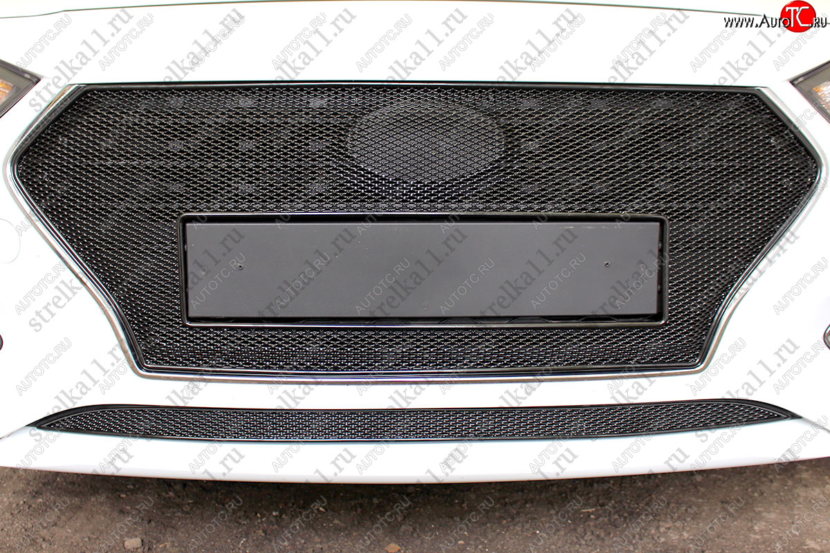 5 549 р. Защитная сетка радиатора в бампер (ячейка 4х10 мм, верх) Стрелка11 Премиум  Hyundai Solaris  2 (2017-2020) (закрытый логотип, черная)