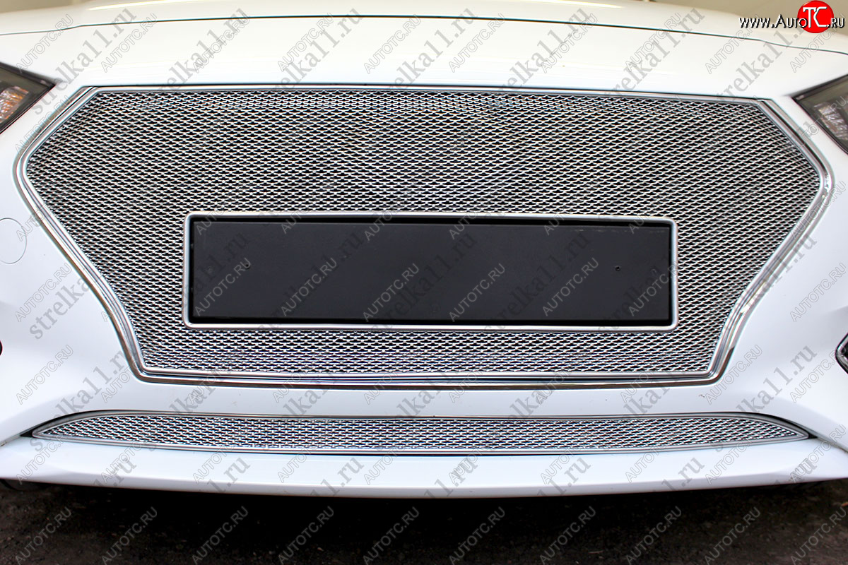 5 749 р. Защитная сетка радиатора в бампер (ячейка 4х10 мм, верх) Стрелка11 Премиум  Hyundai Solaris  2 (2017-2020) (закрытый логотип, хром)