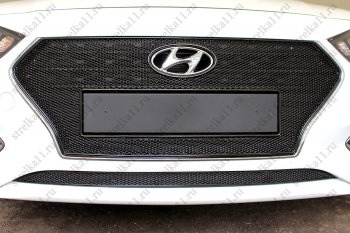 5 549 р. Защитная сетка радиатора в бампер (ячейка 4х10 мм, верх) Стрелка11 Премиум  Hyundai Solaris  2 (2017-2020) (открытый логотип, черная). Увеличить фотографию 1