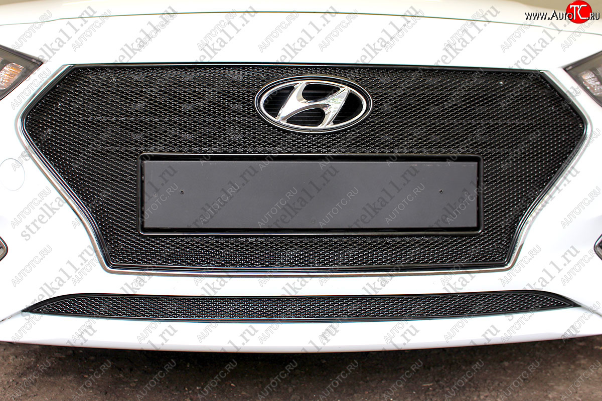 5 549 р. Защитная сетка радиатора в бампер (ячейка 4х10 мм, верх) Стрелка11 Премиум  Hyundai Solaris  2 (2017-2020) (открытый логотип, черная)