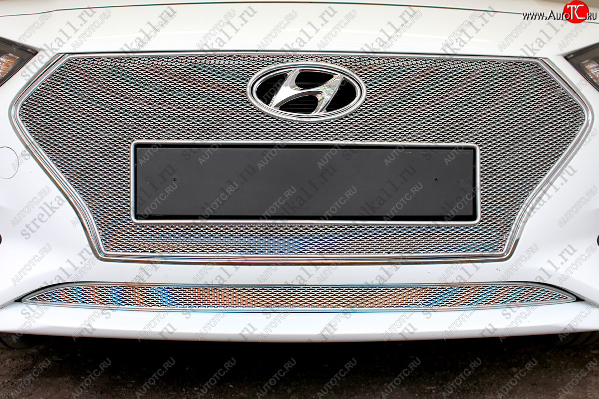 5 749 р. Защитная сетка радиатора в бампер (ячейка 4х10 мм, верх) Стрелка11 Премиум  Hyundai Solaris  2 (2017-2020) (открытый логотип, хром)