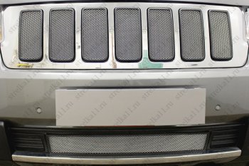 3 099 р. Защитная сетка радиатора в бампер (ячейка 3х7 мм) Стрелка11 Стандарт  Jeep Grand Cherokee  WK2 (2010-2013) (черная). Увеличить фотографию 2