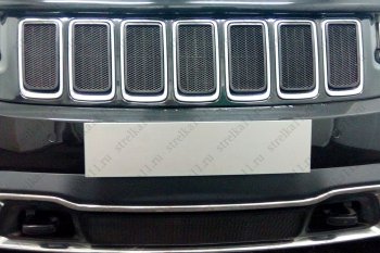 3 099 р. Защитная сетка радиатора в бампер (ячейка 3х7 мм, кроме SRT8) Стрелка11 Стандарт  Jeep Grand Cherokee  WK2 (2013-2018) (черная). Увеличить фотографию 1