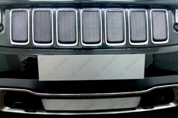 3 199 р. Защитная сетка радиатора в бампер (ячейка 3х7 мм, кроме SRT8) Стрелка11 Стандарт  Jeep Grand Cherokee  WK2 (2013-2018) (хром). Увеличить фотографию 1