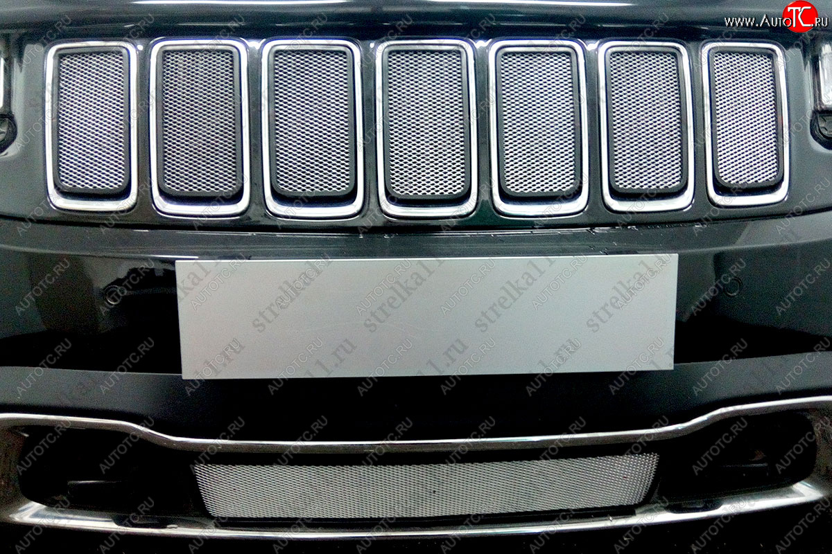 3 199 р. Защитная сетка радиатора в бампер (ячейка 3х7 мм, кроме SRT8) Стрелка11 Стандарт  Jeep Grand Cherokee  WK2 (2013-2018) (хром)