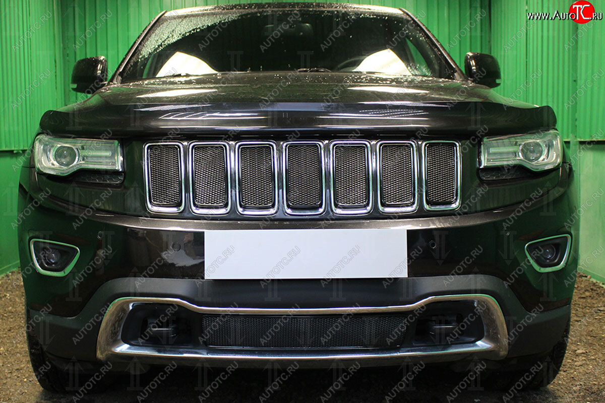 13 699 р. Защитная сетка в решетку радиатора (ячейка 4х10 мм, 7 частей, Laredo, Limited) Стрелка11 Премиум  Jeep Grand Cherokee  WK2 (2013-2018) (черная)