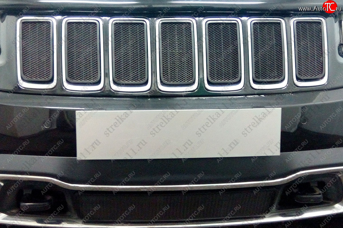 5 899 р. Защитная сетка в решетку радиатора (ячейка 3х7 мм, 7 частей, Laredo, Limited) Стрелка11 Стандарт  Jeep Grand Cherokee  WK2 (2013-2018) (черная)