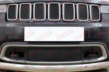 5 999 р. Защитная сетка в решетку радиатора (ячейка 3х7 мм, 7 частей, Laredo, Limited, Overland) Стрелка11 Стандарт  Jeep Grand Cherokee  WK2 (2018-2024) (черная). Увеличить фотографию 1