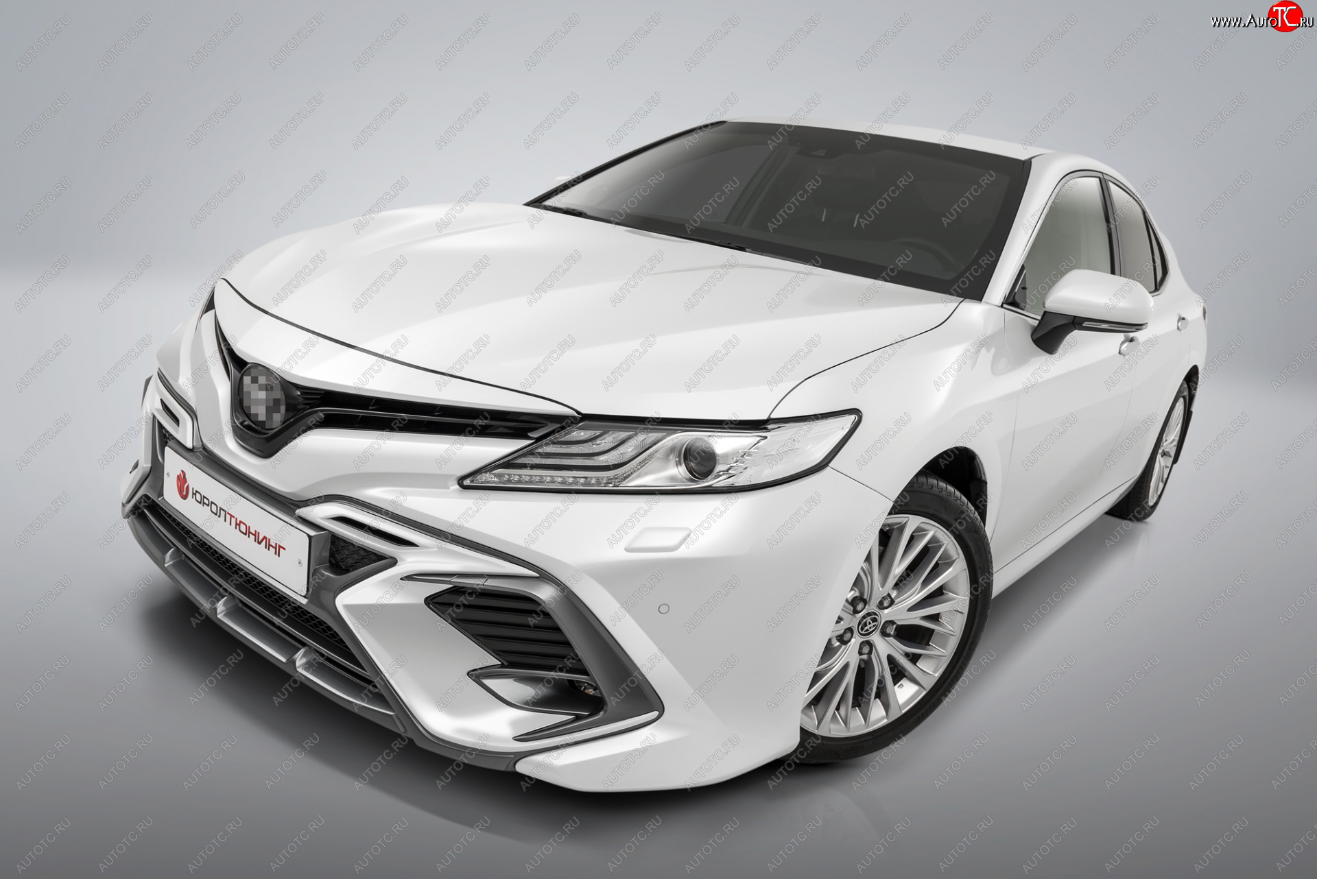 Накладка в центральный воздухозаборник переднего бампера Harius Toyota  Camry XV70 (2017-2021) (Неокрашенная)