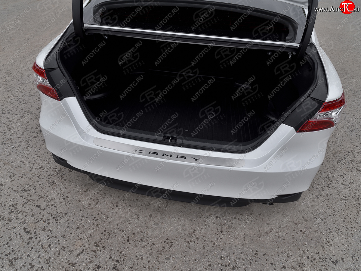 3 599 р. Защитная накладка заднего бампера Russtal Toyota Camry XV70 дорестайлинг (2017-2021) (нержавейка шлифованная с надписью)