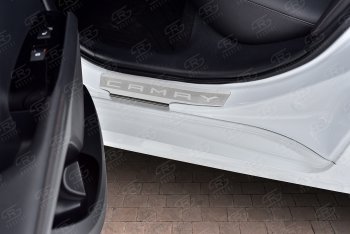 2 189 р. Накладки порожков салона Russtal  Toyota Camry  XV70 (2017-2021) (нержавейка шлифованная с надписью). Увеличить фотографию 3