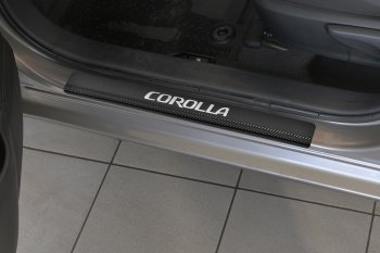 2 599 р. Накладки порожков салона Russtal  Toyota Corolla ( E170,  E180) (2012-2019) (нержавейка с покрытием карбон, с надписью). Увеличить фотографию 2