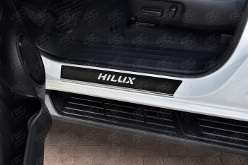 2 599 р. Накладки порожков салона Russtal  Toyota Hilux  AN120 (2016-2024) (нержавейка с покрытием карбон, с надписью). Увеличить фотографию 2
