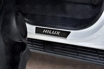 2 599 р. Накладки порожков салона Russtal  Toyota Hilux  AN120 (2016-2024) (нержавейка с покрытием карбон, с надписью). Увеличить фотографию 3