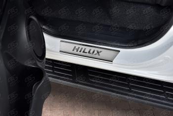 2 189 р. Накладки порожков салона Russtal  Toyota Hilux  AN120 (2016-2024) (нержавейка шлифованная с надписью). Увеличить фотографию 3