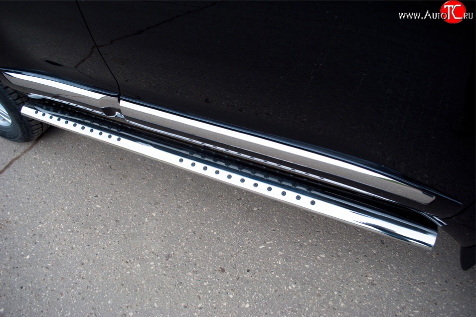 27 699 р. Защита порогов с круглыми вставками для ног из овальной трубы диаметром 120x60 мм Russtal Toyota Land Cruiser 200 1-ый рестайлинг (2012-2015)