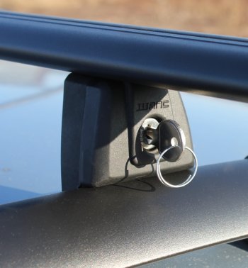 Комплект поперечин с замком в сборе Hyundai Solaris RB дорестайлинг седан  (2010-2014) АПС АЭРО (крепление в паз на рейлинги АПС, отпускается только с рейлингами). (Цвет: серый, длина 1300 мм)Цена: 8 099 р.. Увеличить фотографию 5