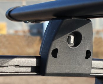 Комплект поперечин с замком в сборе Hyundai Solaris RB дорестайлинг седан  (2010-2014) АПС АЭРО (крепление в паз на рейлинги АПС, отпускается только с рейлингами). (Цвет: серый, длина 1300 мм)Цена: 8 099 р.. Увеличить фотографию 2