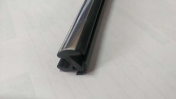 Универсальный уплотнитель FlexLine (8 mm U-LIP 2 лепестка, хромированная полоса, 1 погонный метр) ВАЗ (Лада) 2104 (1984-2012)