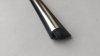 Универсальный уплотнитель ВАЗ (Лада) Ока 1111 (1988-2008) FlexLine (жесткий  8 mm U-LIP, хромированная полоса, 1 погонный метр).Цена: 299 р.. Увеличить фотографию 1