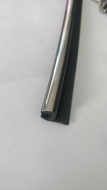 Универсальный уплотнитель ВАЗ (Лада) Ока 1111 (1988-2008) FlexLine (жесткий  8 mm U-LIP, хромированная полоса, 1 погонный метр).Цена: 329 р.. Увеличить фотографию 4