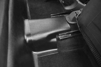 2 449 р. Накладки на ковролин пола Petroil Tuning Лада Гранта FL 2194 универсал рестайлинг (2018-2024) (Задние под сиденье и на тоннель пола). Увеличить фотографию 4