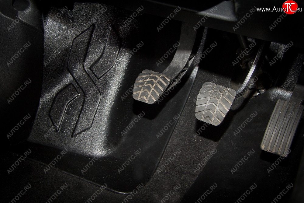 849 р. Накладка на ковролин АртФорм (водительская сторона) Лада Веста 2180 седан дорестайлинг (2015-2023)
