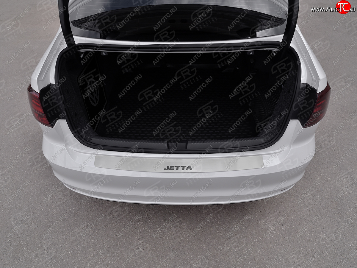 3 299 р. Защитная накладка заднего бампера Russtal  Volkswagen Jetta  A6 (2015-2018) (Нержавейка шлифованная с надписью)
