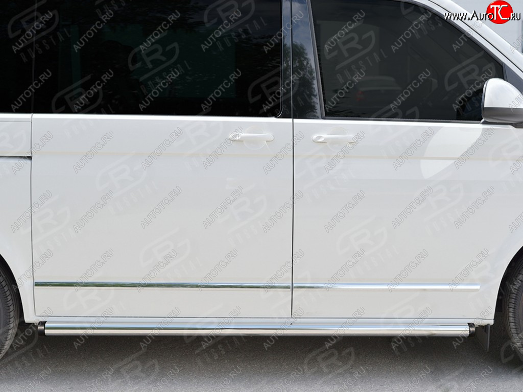 9 899 р. Защита порогов (левая сторона, длинная база, труба, d63 мм) Russtal Volkswagen Caravelle T6 дорестайлинг (2015-2019) (С пластиковыми заглушками на торцах)
