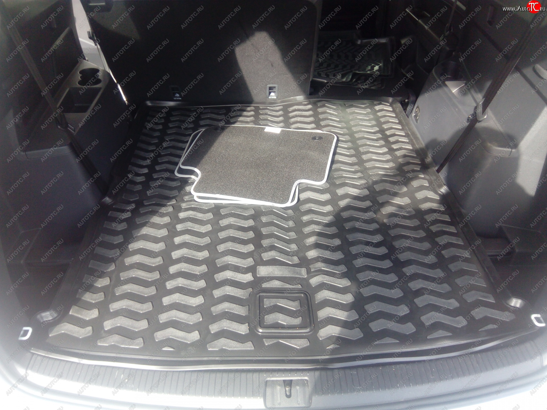 1 579 р. Коврик в багажник Aileron (3ий ряд сложен) Volkswagen Teramont CA1 дорестайлинг (2016-2020)