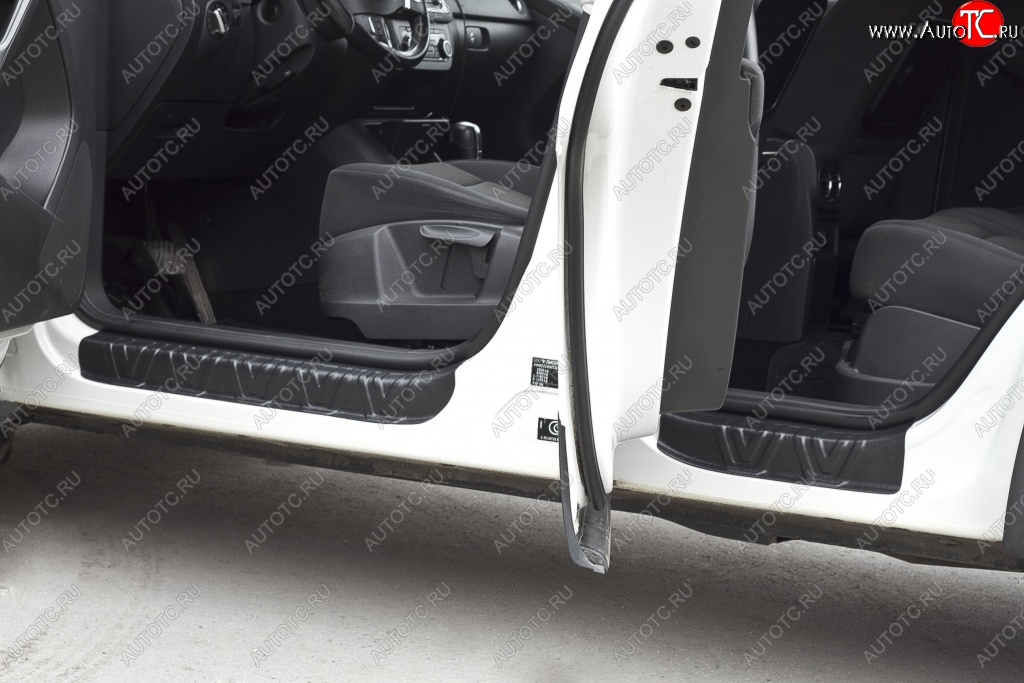 2 459 р. Накладки порожков салона RA Volkswagen Tiguan NF рестайлинг (2011-2017) (Комплект (передние+задние))