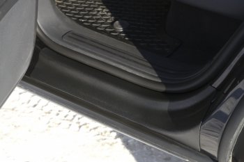 1 349 р. Накладки на внутренние пороги задних дверей RA Volkswagen Touareg GP рестайлинг (2006-2010). Увеличить фотографию 1